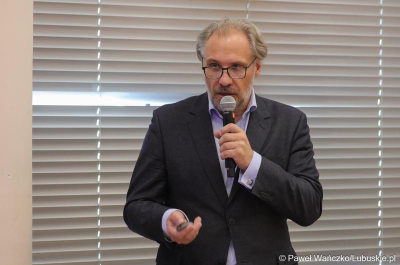 Dyr Biura Projektów Własnych i Społeczeństwa Informacyjnego UMWL Wojciech Olszewski podczas konferencji poświęconej prezentacji Parku Technologii Kosmicznych w Zielonej Górze