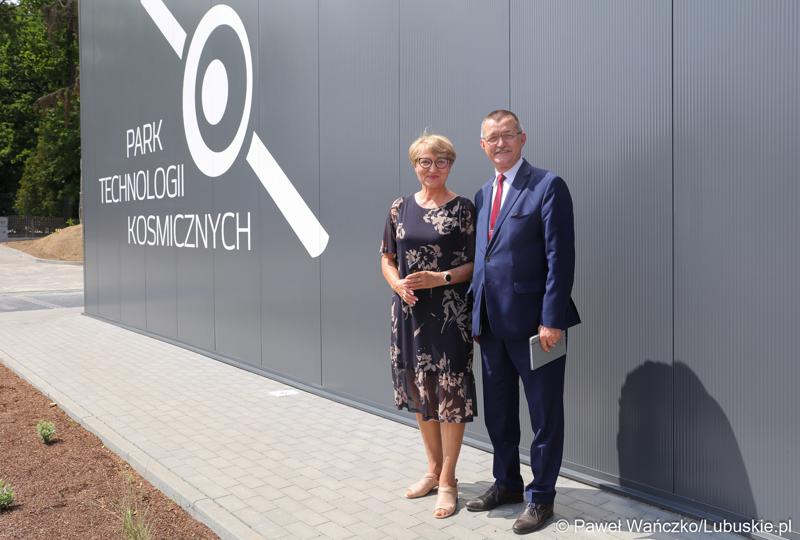 Marszałek Elżbieta Anna przed budynkiem Parku Technologii Kosmicznych w Zielonej Górze
