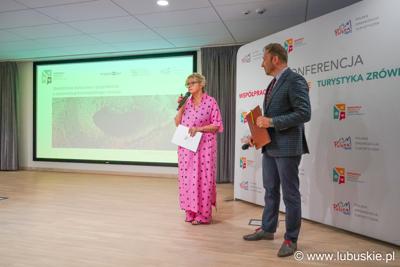 Prowadzący konferencję