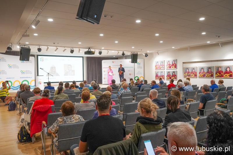 Uczestnicy konferencji - plan ogólny