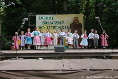 Występy artystyczne podczas wydarzenia "Dobre, smaczne, bo lubuskie” w Muzeum Etnograficznym w Zielonej Górze Ochli