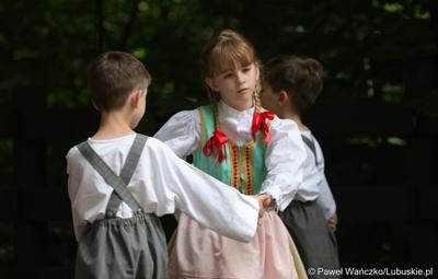 Występy artystyczne podczas wydarzenia "Dobre, smaczne, bo lubuskie” w Muzeum Etnograficznym w Zielonej Górze Ochli