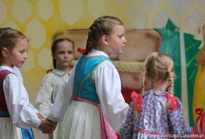Występy artystyczne podczas wydarzenia "Dobre, smaczne, bo lubuskie” w Muzeum Etnograficznym w Zielonej Górze Ochli