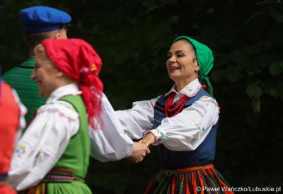 Występy artystyczne podczas wydarzenia "Dobre, smaczne, bo lubuskie” w Muzeum Etnograficznym w Zielonej Górze Ochli