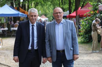Wicemarszałek Stanisław Tomczyszyn (z prawej) podczas wydarzenia "Dobre, smaczne, bo lubuskie” w Muzeum Etnograficznym w Zielonej Górze Ochli