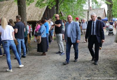 Wicemarszałek Stanisław Tomczyszyn (w jasnej marynarce) podczas wydarzenia "Dobre, smaczne, bo lubuskie” w Muzeum Etnograficznym w Zielonej Górze Ochli