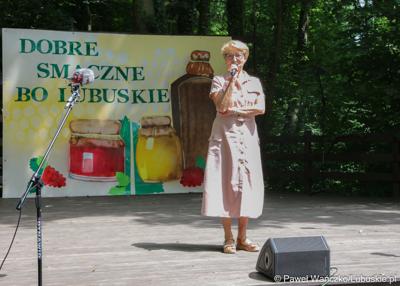 Marszałek Elżbieta Anna Polak podczas niedzielnego wydarzenia „Dobre, smaczne, bo lubuskie” w Muzeum Etnograficznym w Zielonej Górze Ochli