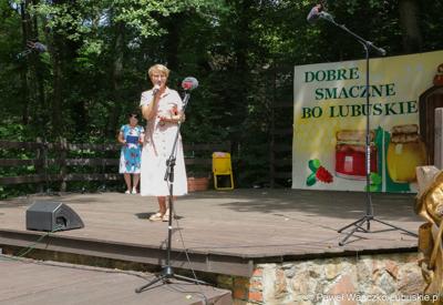 Marszałek Elżbieta Anna Polak podczas niedzielnego wydarzenia „Dobre, smaczne, bo lubuskie” w Muzeum Etnograficznym w Zielonej Górze Ochli