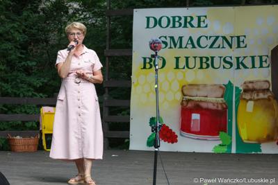 Marszałek Elżbieta Anna Polak podczas niedzielnego wydarzenia „Dobre, smaczne, bo lubuskie” w Muzeum Etnograficznym w Zielonej Górze Ochli