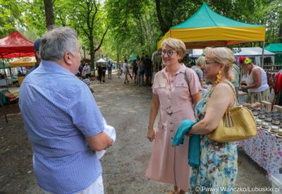 Marszałek Elżbieta Anna Polak podczas niedzielnego wydarzenia „Dobre, smaczne, bo lubuskie” w Muzeum Etnograficznym w Zielonej Górze Ochli