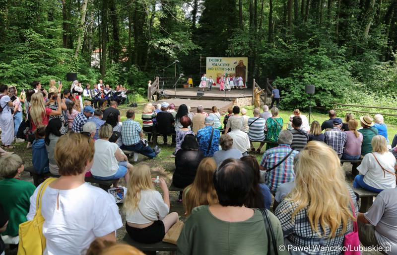 Występy artystyczne podczas wydarzenia "Dobre, smaczne, bo lubuskie” w Muzeum Etnograficznym w Zielonej Górze Ochli
