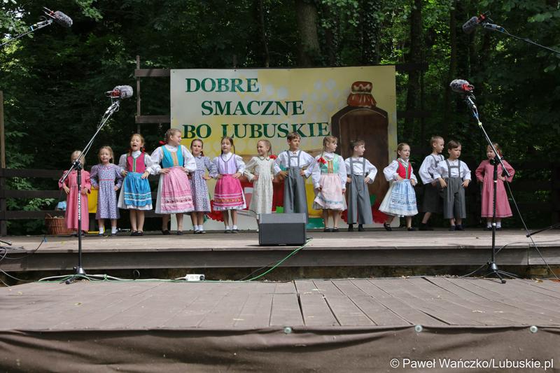 Występy artystyczne podczas wydarzenia "Dobre, smaczne, bo lubuskie” w Muzeum Etnograficznym w Zielonej Górze Ochli