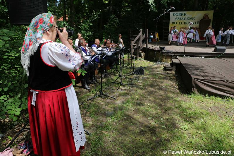 Występy artystyczne podczas wydarzenia "Dobre, smaczne, bo lubuskie” w Muzeum Etnograficznym w Zielonej Górze Ochli