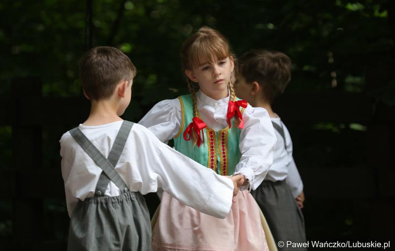 Występy artystyczne podczas wydarzenia "Dobre, smaczne, bo lubuskie” w Muzeum Etnograficznym w Zielonej Górze Ochli