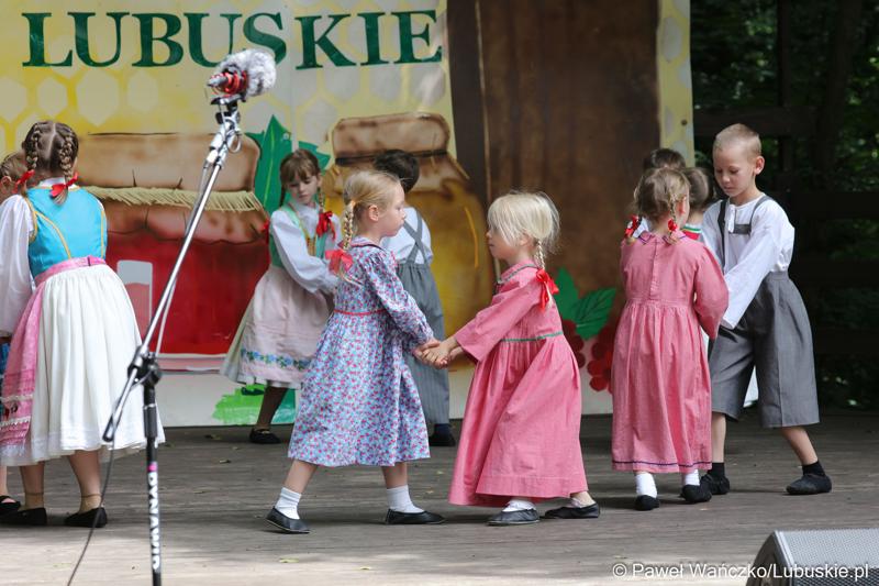 Występy artystyczne podczas wydarzenia "Dobre, smaczne, bo lubuskie” w Muzeum Etnograficznym w Zielonej Górze Ochli