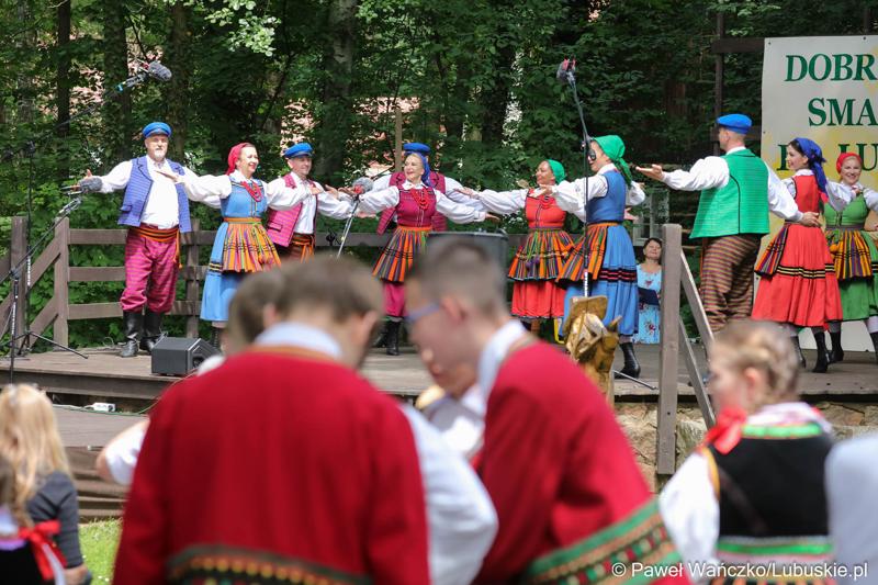 Występy artystyczne podczas wydarzenia "Dobre, smaczne, bo lubuskie” w Muzeum Etnograficznym w Zielonej Górze Ochli