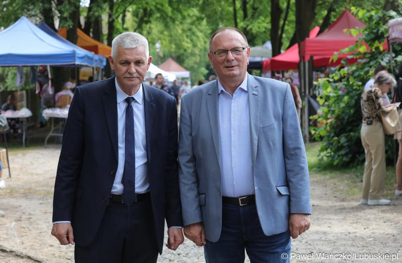 Wicemarszałek Stanisław Tomczyszyn (z prawej) podczas wydarzenia "Dobre, smaczne, bo lubuskie” w Muzeum Etnograficznym w Zielonej Górze Ochli