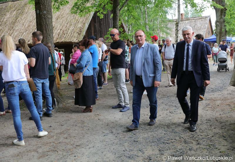 Wicemarszałek Stanisław Tomczyszyn (w jasnej marynarce) podczas wydarzenia "Dobre, smaczne, bo lubuskie” w Muzeum Etnograficznym w Zielonej Górze Ochli