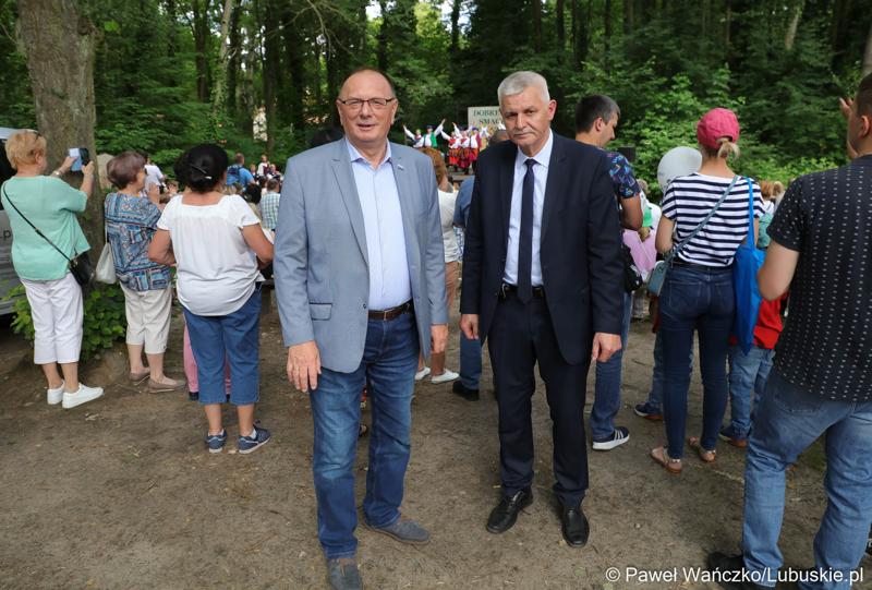 Wicemarszałek Stanisław Tomczyszyn (z lewej) podczas wydarzenia "Dobre, smaczne, bo lubuskie” w Muzeum Etnograficznym w Zielonej Górze Ochli