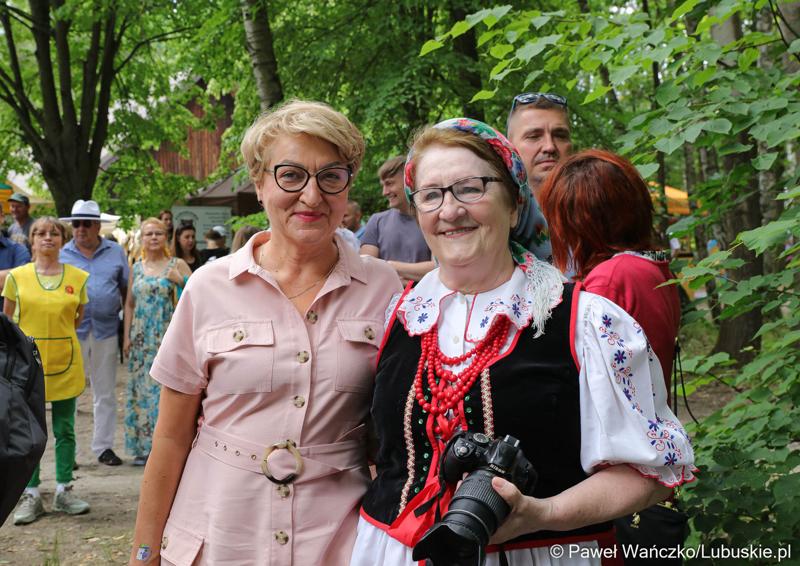 Marszałek Elżbieta Anna Polak (z lewej) podczas niedzielnego wydarzenia „Dobre, smaczne, bo lubuskie” w Muzeum Etnograficznym w Zielonej Górze Ochli
