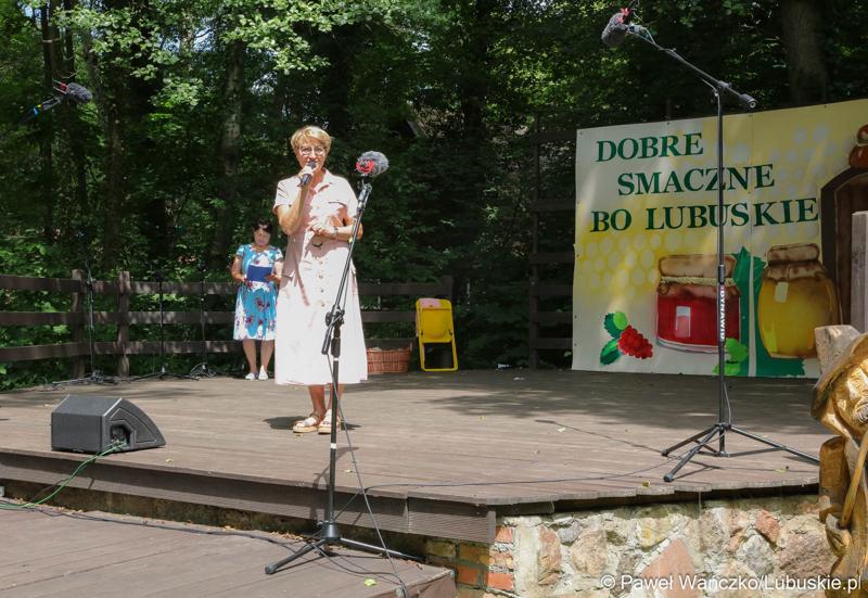 Marszałek Elżbieta Anna Polak podczas niedzielnego wydarzenia „Dobre, smaczne, bo lubuskie” w Muzeum Etnograficznym w Zielonej Górze Ochli