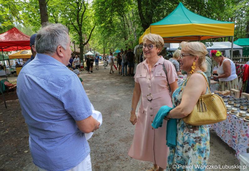 Marszałek Elżbieta Anna Polak podczas niedzielnego wydarzenia „Dobre, smaczne, bo lubuskie” w Muzeum Etnograficznym w Zielonej Górze Ochli