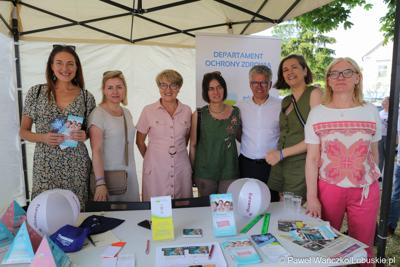 Marszałek Elżbieta Anna Polak (trzecia w lewej), burmistrz Bytomia Odrz. Jacek Sauter oraz radna woj. lubuskiego Małgorzata Paluch-Słowińska (z prawej) na Pikniku zdrowia w Bytomiu Odrzańskim