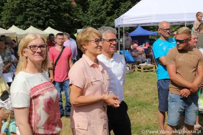 Marszałek Elżbieta Anna Polak (w środku), burmistrz Bytomia Odrz. Jacek Sauter i radna woj. lubuskiego Małgorzata Paluch-Słowińska na Pikniku zdrowia w Bytomiu Odrzańskim