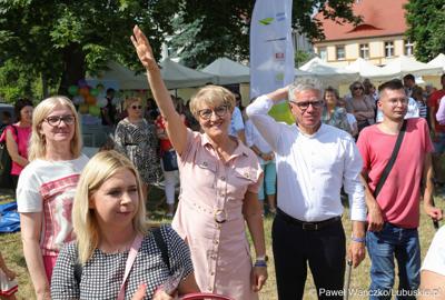 Marszałek Elżbieta Anna Polak, burmistrz Bytomia Odrz. Jacek Sauter i radna woj. lubuskiego Małgorzata Paluch-Słowińska na Pikniku zdrowia w Bytomiu Odrzańskim