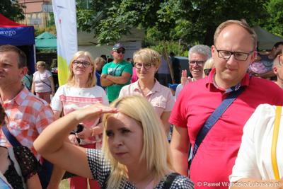 Marszałek Elżbieta Anna Polak i radna woj. lubuskiego Małgorzata Paluch-Słowińska na Pikniku zdrowia w Bytomiu Odrzańskim