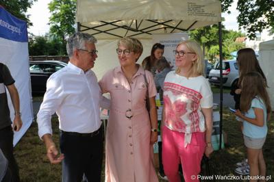 Marszałek Elżbieta Anna Polak (druga z prawej), radna woj. lubuskiego Małgorzata Paluch-Słowińska i burmistrz Bytomia Odrz. Jacek Sauter na Pikniku zdrowia w Bytomiu Odrzańskim