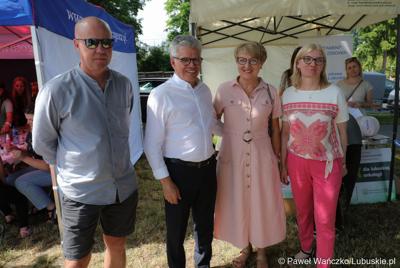Marszałek Elżbieta Anna Polak (druga z prawej), radna woj. lubuskiego Małgorzata Paluch-Słowińska, burmistrz Bytomia Odrz. Jacek Sauter (drugi z lewej) na Pikniku zdrowia w Bytomiu Odrzańskim