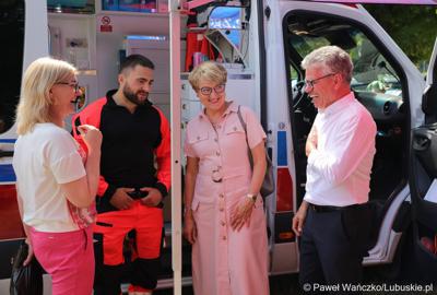 Marszałek Elżbieta Anna Polak (druga z prawej) i burmistrz Bytomia Odrz. Jacek Sauter (z prawej) na Pikniku zdrowia w Bytomiu Odrzańskim