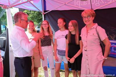 Marszałek Elżbieta Anna Polak i burmistrz Bytomia Odrz. Jacek Sauter na Pikniku zdrowia w Bytomiu Odrzańskim