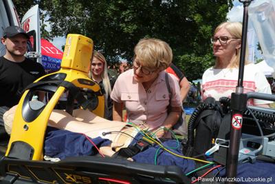 Marszałek Elżbieta Anna Polak i radna woj. lubuskiego Małgorzata Paluch-Słowińska na Pikniku zdrowia w Bytomiu Odrzańskim