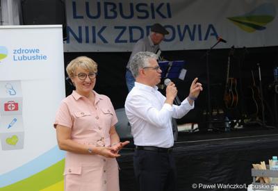 Marszałek Elżbieta Anna Polak i burmistrz Bytomia Odrz. Jacek Sauter na Pikniku zdrowia w Bytomiu Odrzańskim