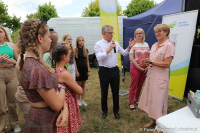 Marszałek Elżbieta Anna Polak (z prawej), radna woj. lubuskiego Małgorzata Paluch-Słowińska oraz burmistrz Bytomia Odrz. Jacek Sauter na Pikniku zdrowia w Bytomiu Odrzańskim
