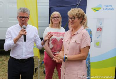 Marszałek Elżbieta Anna Polak (z prawej), radna woj. lubuskiego Małgorzata Paluch-Słowińska oraz burmistrz Bytomia Odrz. Jacek Sauter na Pikniku zdrowia w Bytomiu Odrzańskim
