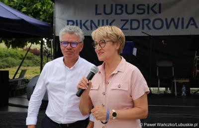 Marszałek Elżbieta Anna Polak i burmistrz Bytomia Odrz. Jacek Sauter na Pikniku zdrowia w Bytomiu Odrzańskim