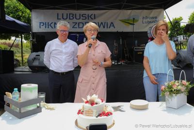 Marszałek Elżbieta Anna Polak oraz burmistrz Bytomia Odrz. Jacek Sauter na Pikniku zdrowia w Bytomiu Odrzańskim