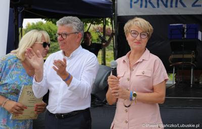 Marszałek Elżbieta Anna Polak (z prawej) oraz burmistrz Bytomia Odrz. Jacek Sauter na Pikniku zdrowia w Bytomiu Odrzańskim