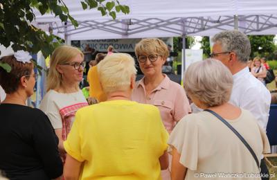 Marszałek Elżbieta Anna Polak (w środku), radna woj. lubuskiego Małgorzata Paluch-Słowińska oraz burmistrz Bytomia Odrz. Jacek Sauter na Pikniku zdrowia w Bytomiu Odrzańskim
