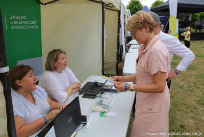 Marszałek Elżbieta Anna Polak na Pikniku zdrowia w Bytomiu Odrzańskim