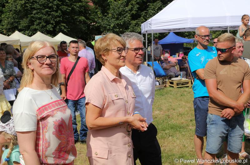 Marszałek Elżbieta Anna Polak (w środku), burmistrz Bytomia Odrz. Jacek Sauter i radna woj. lubuskiego Małgorzata Paluch-Słowińska na Pikniku zdrowia w Bytomiu Odrzańskim