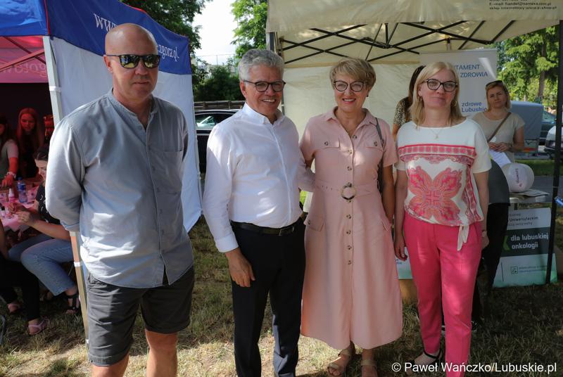 Marszałek Elżbieta Anna Polak (druga z prawej), radna woj. lubuskiego Małgorzata Paluch-Słowińska, burmistrz Bytomia Odrz. Jacek Sauter (drugi z lewej) na Pikniku zdrowia w Bytomiu Odrzańskim