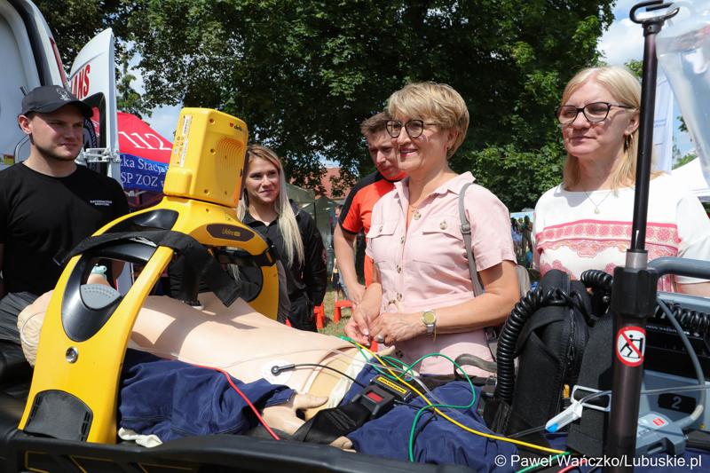 Marszałek Elżbieta Anna Polak (druga z prawej) i radna woj. lubuskiego Małgorzata Paluch-Słowińska na Pikniku zdrowia w Bytomiu Odrzańskim