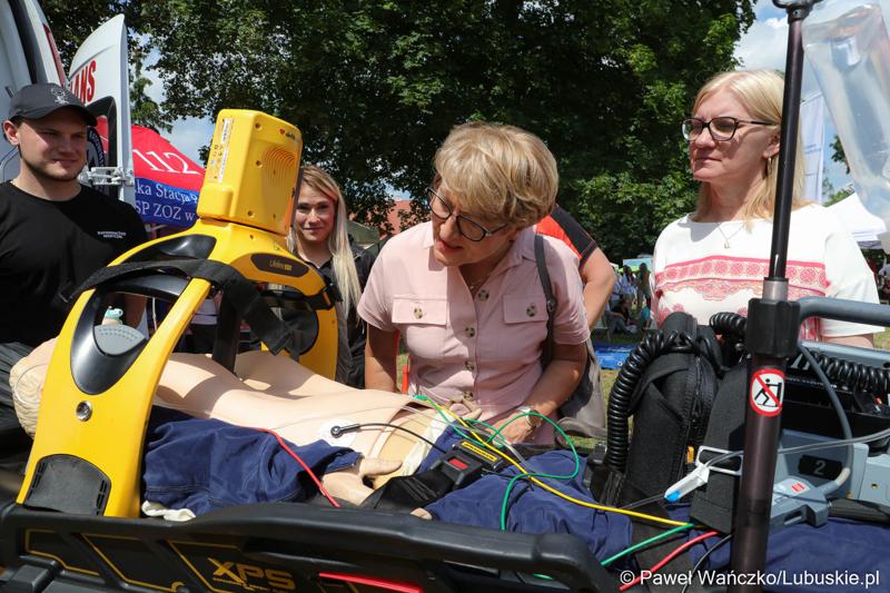 Marszałek Elżbieta Anna Polak i radna woj. lubuskiego Małgorzata Paluch-Słowińska na Pikniku zdrowia w Bytomiu Odrzańskim