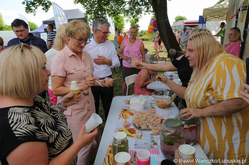 Marszałek Elżbieta Anna Polak i burmistrz Bytomia Odrz. Jacek Sauter na Pikniku zdrowia w Bytomiu Odrzańskim