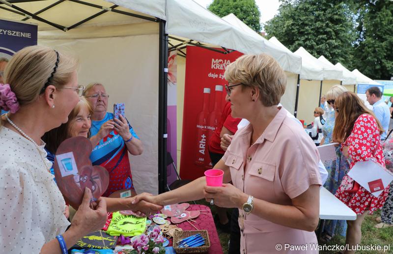 Marszałek Elżbieta Anna Polak na Pikniku zdrowia w Bytomiu Odrzańskim