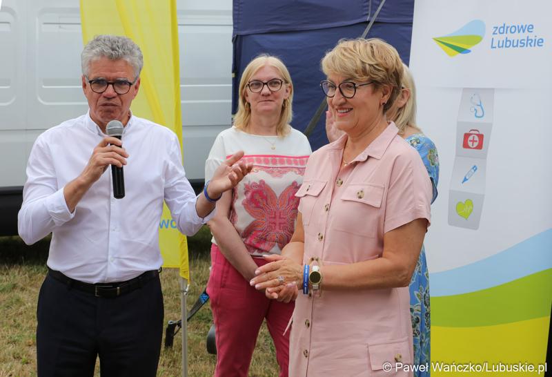 Marszałek Elżbieta Anna Polak (z prawej), radna woj. lubuskiego Małgorzata Paluch-Słowińska oraz burmistrz Bytomia Odrz. Jacek Sauter na Pikniku zdrowia w Bytomiu Odrzańskim